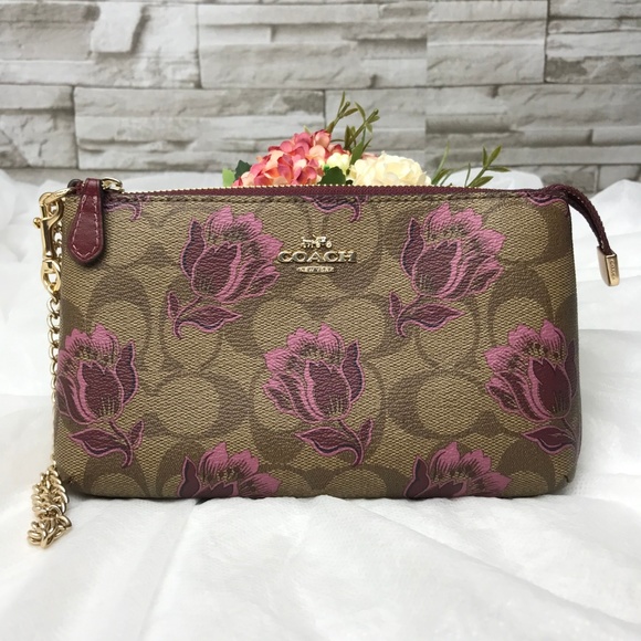 Coach Handbags - 👜‼️SALE‼️🌺LARGE WRISTLET  8"